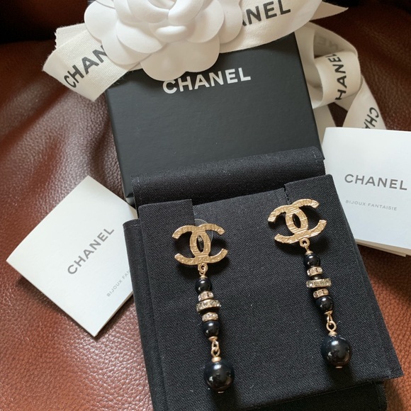 Authentic Chanel fall 2019 CC Logo earrings 🔥 - Picture 3 of 8